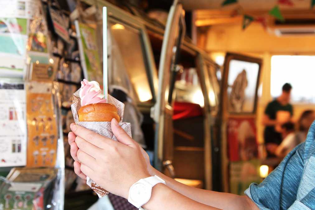 アイスコルネット(ストロベリー) 460円