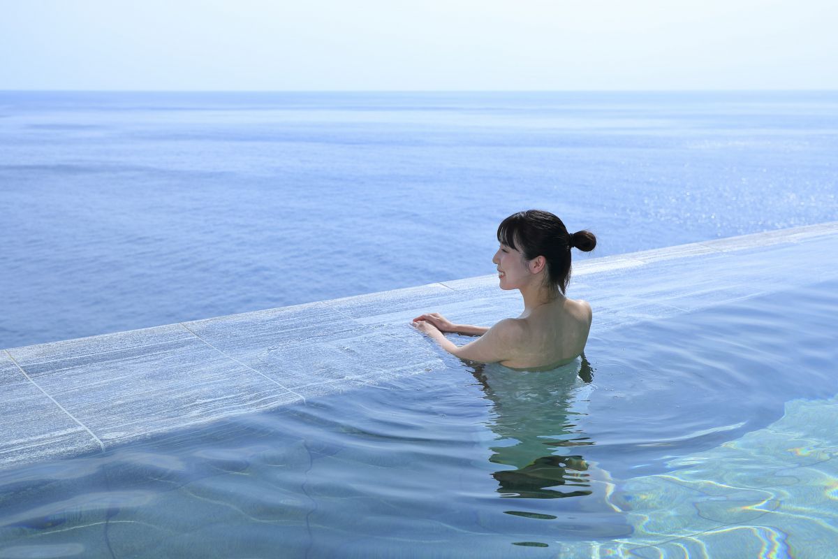 まるで海と一体化 日本最大級の露天立ち湯 熱海 スパfuua るるぶ More