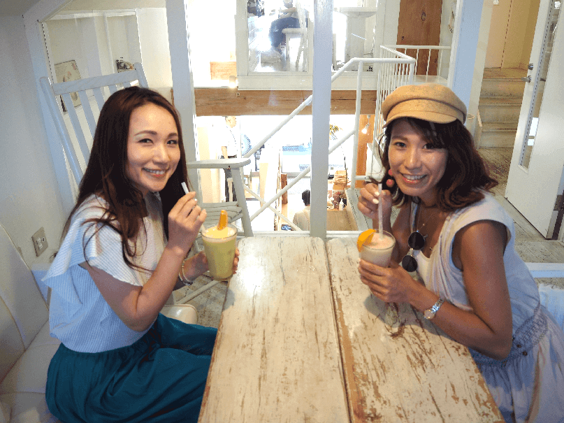 カラフルなフルーツのスイーツが映える白い店内