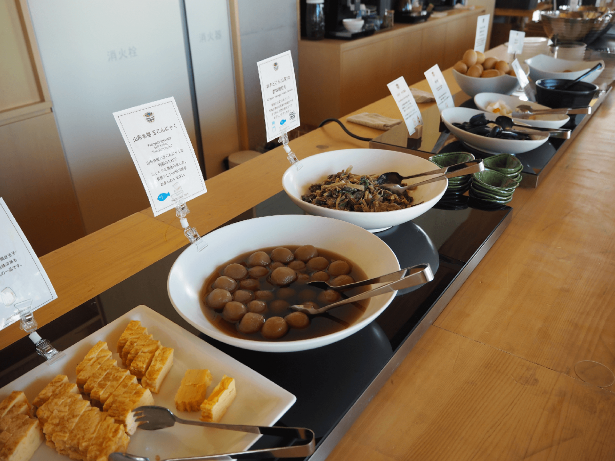 体にやさしい料理が並ぶ朝食ビュッフェ。じわっと味がしみ込んだ山形名物の玉こんにゃくはツヤツヤごはんとの相性バツグン