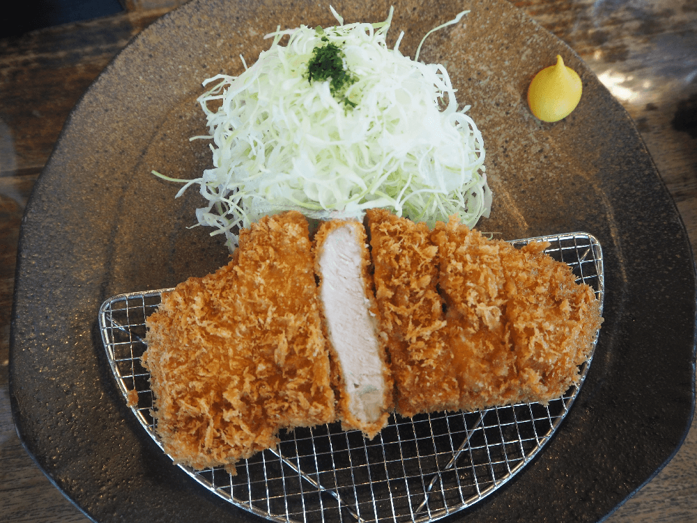 大きめのトンカツも食べやすいので女性でもペロリと美味しくいただけちゃいます
