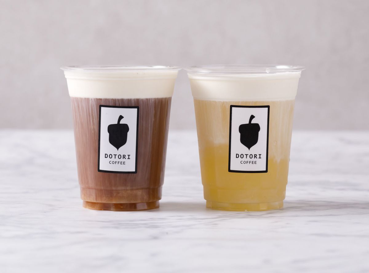 チーズティー紅茶ブレンドMサイズ(450円、左) チーズティー緑茶ブレンドMサイズ(450円、右)