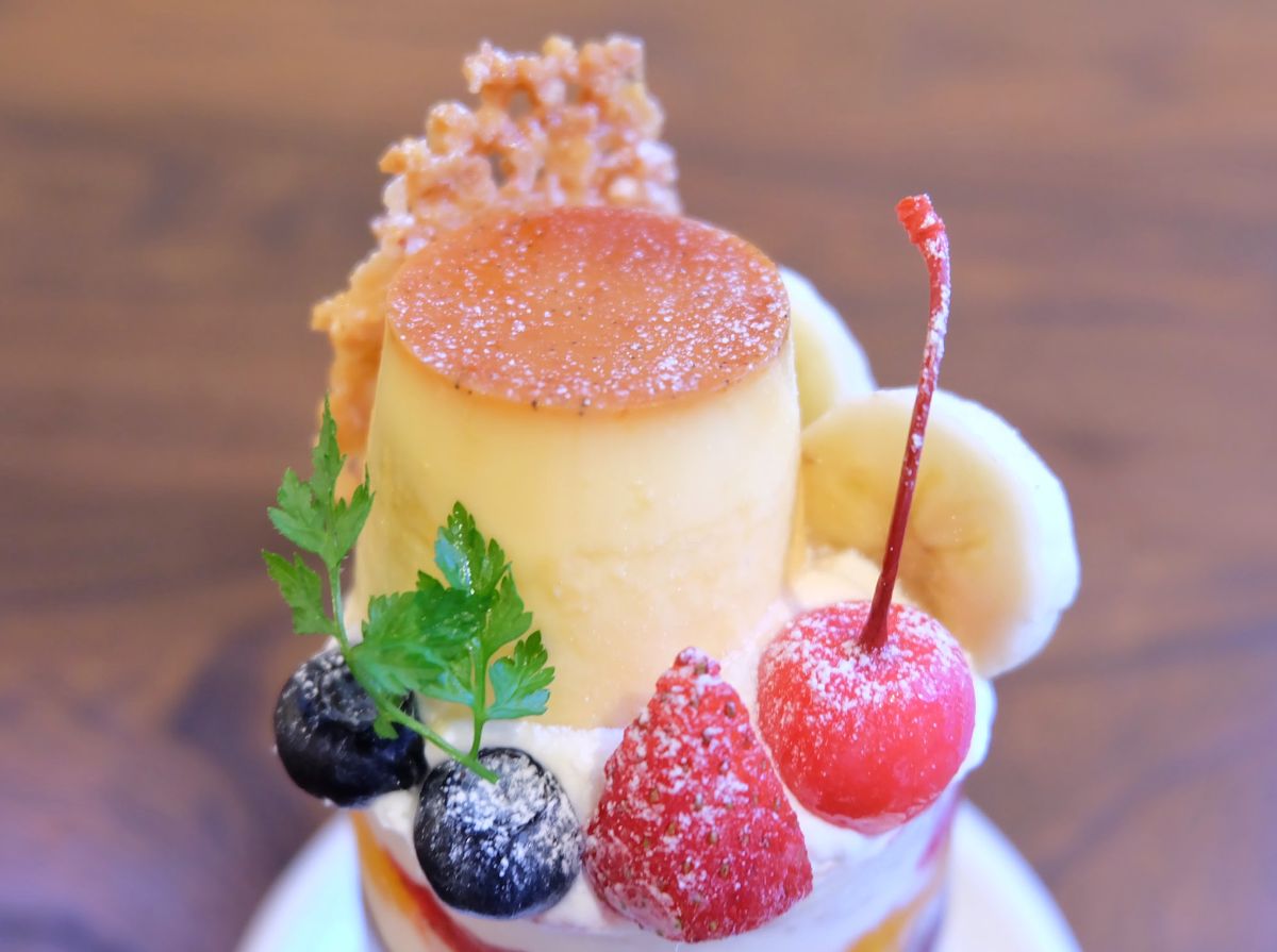 フルーツたっぷりで超華やか 驚くほどトッピングもりもりな贅沢プリンパフェ るるぶ More