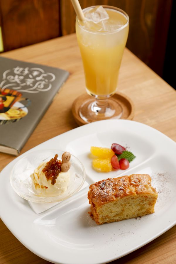 おやつプレート はっさくピールとナッツのパウンドケーキ 580円、はっさくジュース 450円
