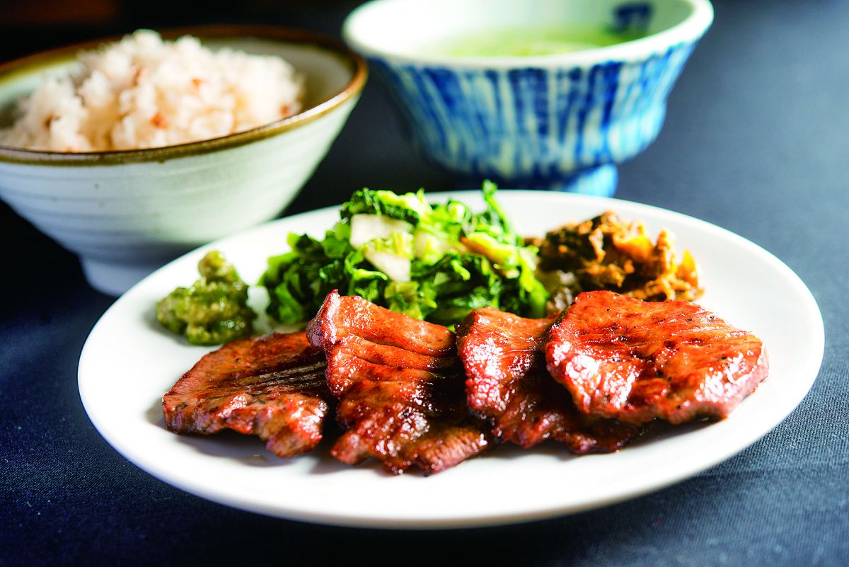 「牛タン定食」昼1650円、夜2200円。2~3日熟成させ、深い味わいを引き出しています