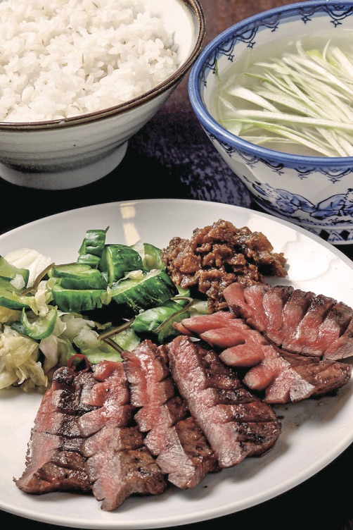 牛たん「極」定食 2333円(夜は2495円)上質な牛たんを熟練の職人が手作業で仕込み、肉厚でも軟らかな食感を楽しめる