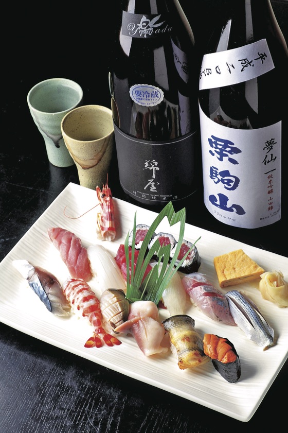 「おまかせにぎり」12貫 5400円。独自にブレンドしたお米を使った酢飯は、人肌のぬくもり。魚介の産地は、季節によって変えています
