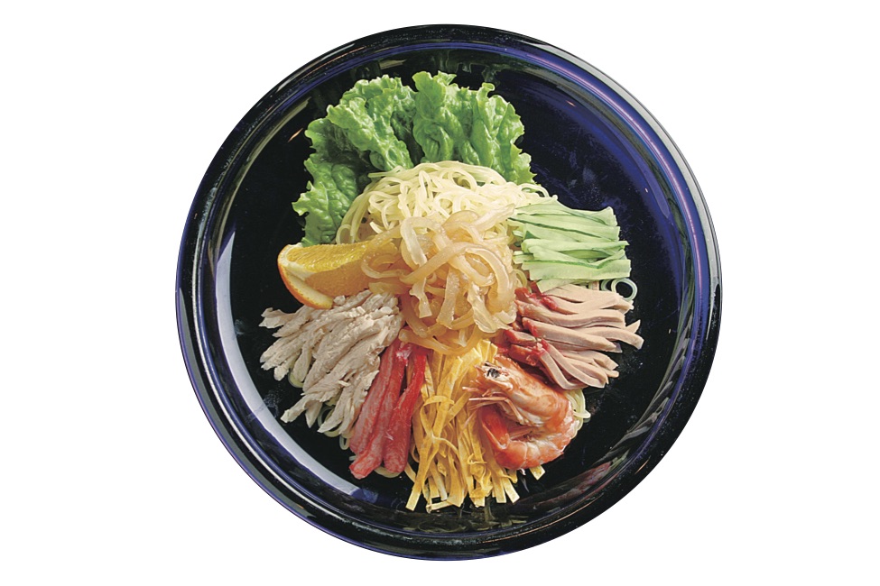 「クラゲ入りの五目冷やし中華」1510円。醤油ダレには数種類の中国果実酒を加え、奥深い味わいに仕上げています