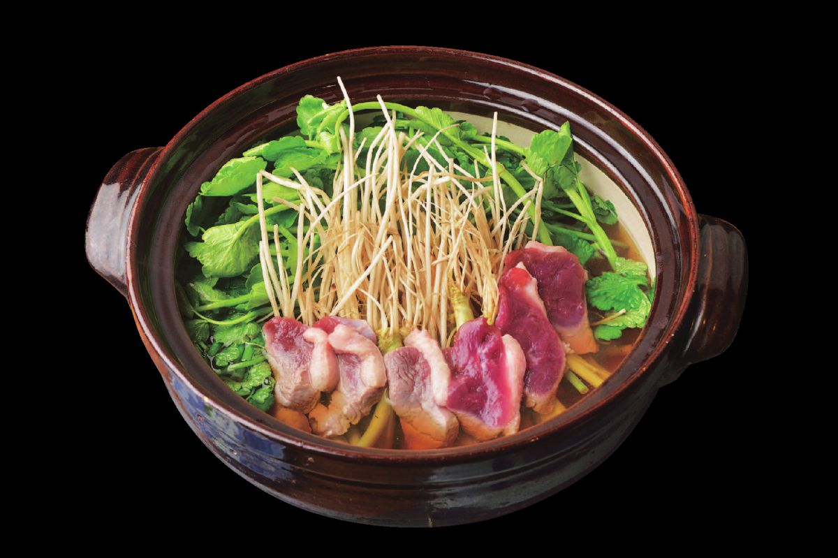 「せり鍋(卵、うどん、おじや付き)1620円。香り高いセリは、名取市下余田の農家から毎朝仕入れます。根が白く、太いのが新鮮な証拠とか