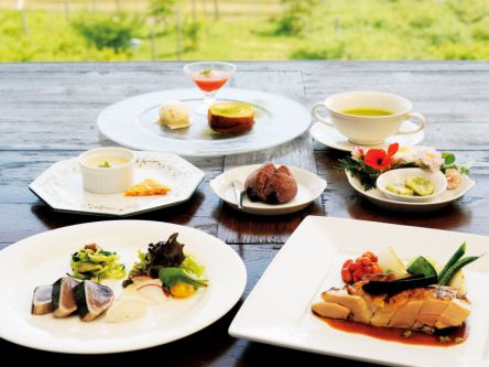 琵琶湖を望む！ブルーベリー畑そばの自然派フレンチレストラン