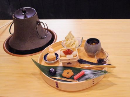 隈研吾が監修した熊本の醤油蔵カフェで、キュートなうさぎ発見！