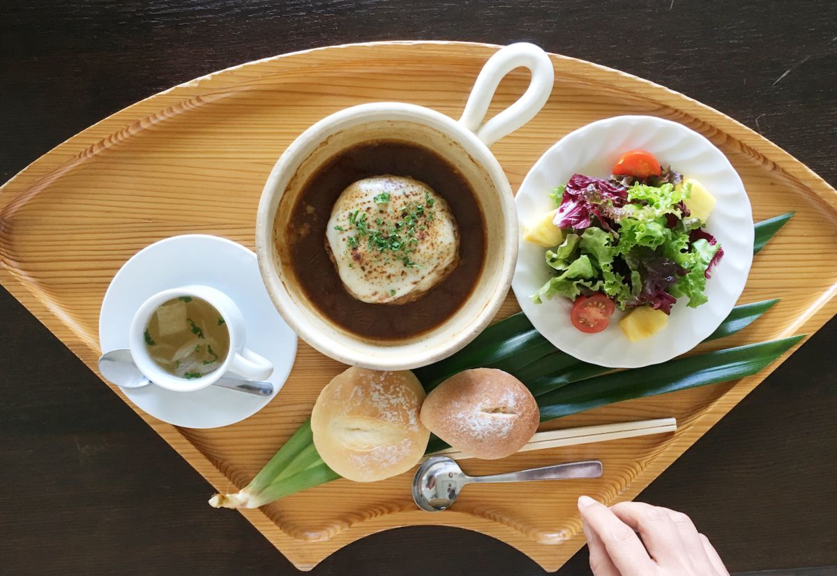 ぐつぐつ煮込みハンバーグ(ライスorパン、旬菜、デザート、飲み物付き。2500円。11時〜19時の提供)