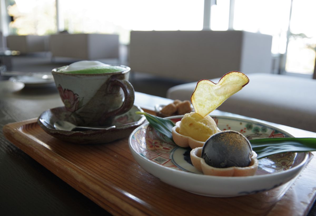 ホット抹茶ミルクと和スイーツ。ホット抹茶ミルクは単品注文の場合700円