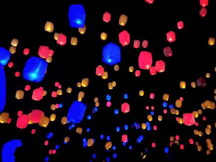 空飛ぶクリスマスツリー⁉︎大阪の夜空に2000個のスカイランタンが出現！