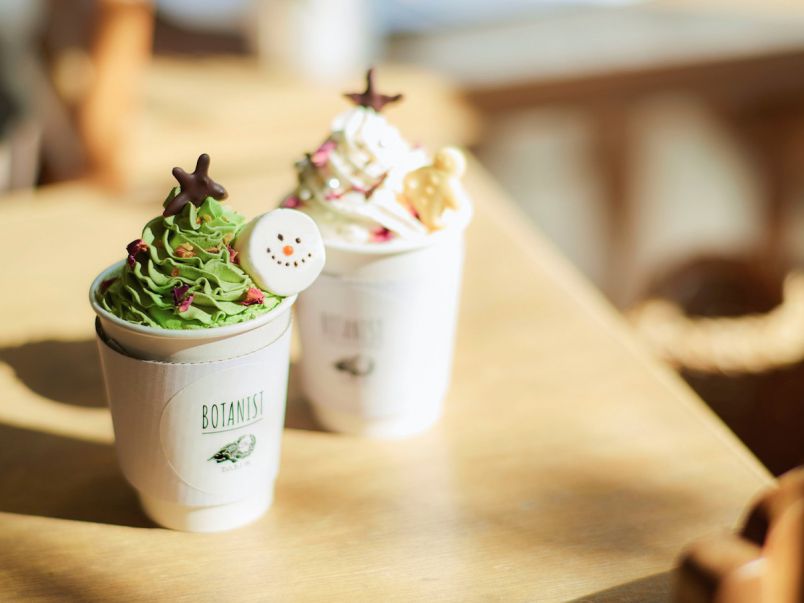 クリスマス限定ドリンクをカスタマイズして、自分だけのホット