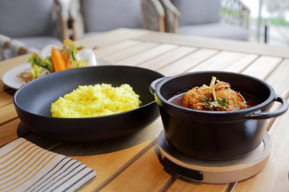 ランチ:豚すね肉とカリフラワーのスパイスカレー(サラダ、ライスポットで炊いたレモンライス付き) 1760円