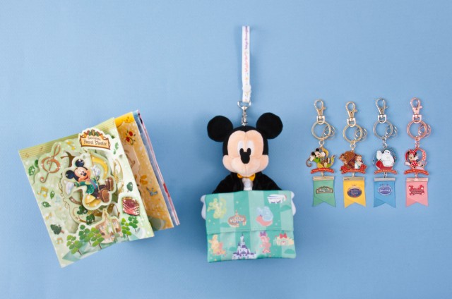 グリーティングカード 1000 円、ポケットティッシュ入れ 2200 円、キーチェーン 各1300 円