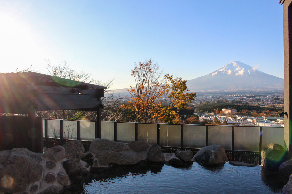 御殿場プレミアムアウトレット敷地内 富士山もホントに目の前の絶景ホテル 日帰り温泉が新オープン るるぶ More