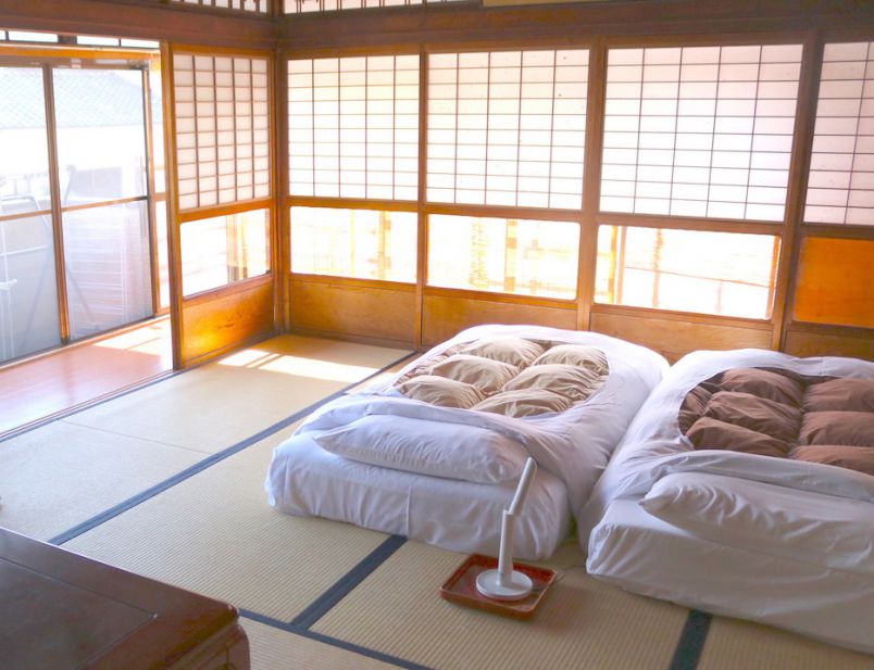 奈良のお宿はおこもりゲストハウスへ。ふかふか極厚布団でゆるゆると