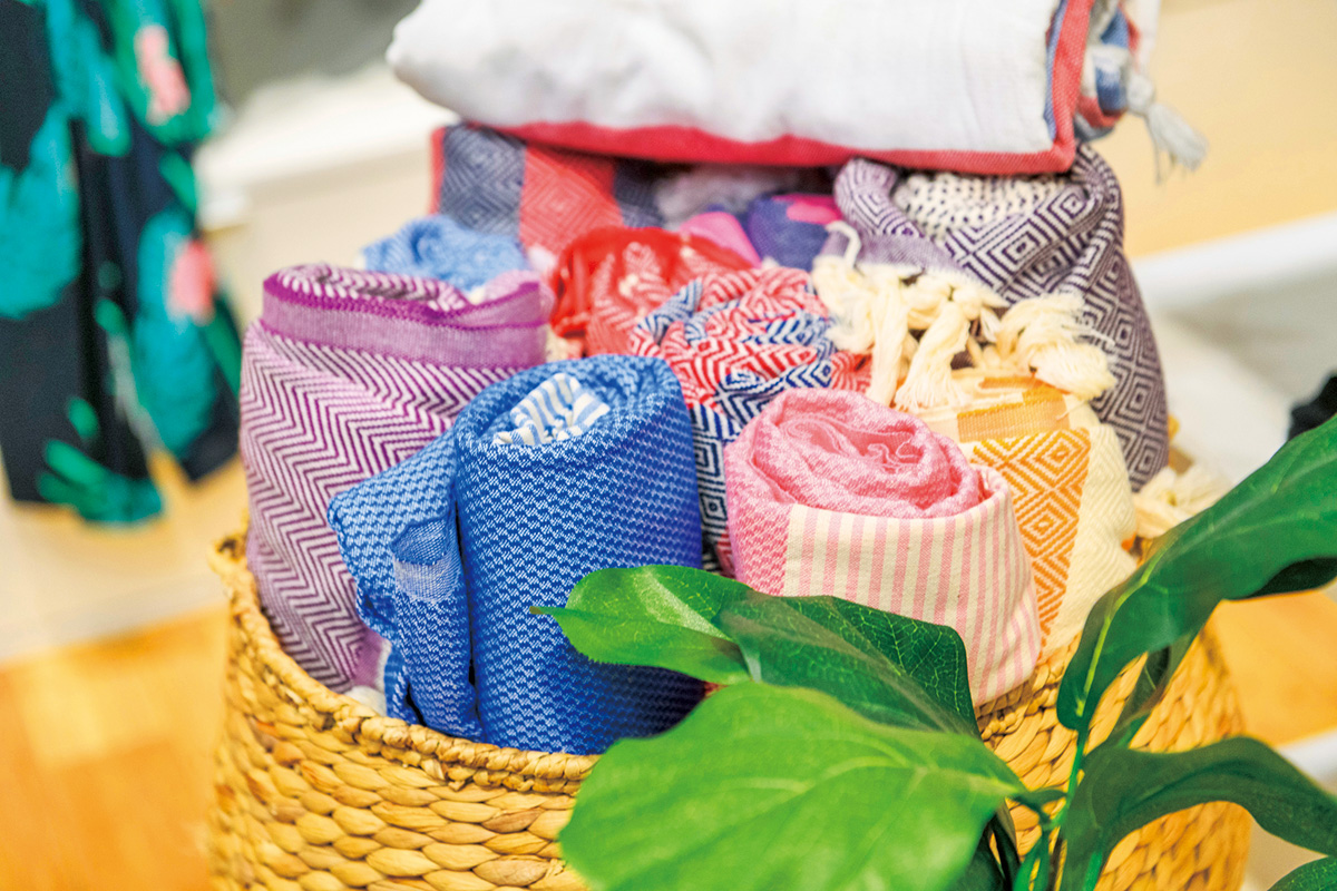 コラボ商品やショップオリジナルアイテムに注目 絶対行きたい最旬ロコファッション5選 るるぶ More