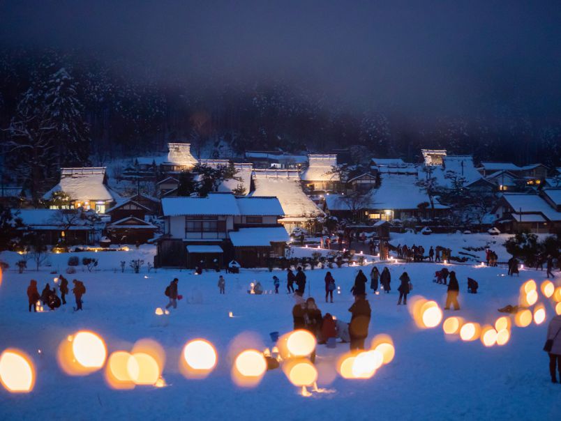 雪景色にぽっかりと照らし出される幻想の風景、美山かやぶきの里 雪灯
