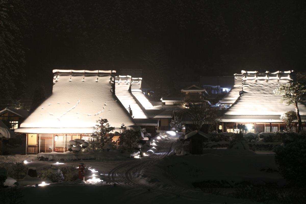 雪景色にぽっかりと照らし出される幻想の風景 美山かやぶきの里 雪灯廊 るるぶ More