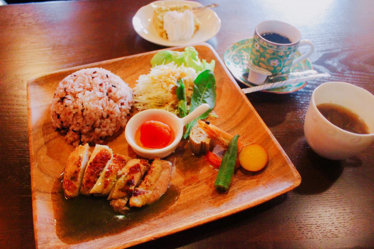 薬草ランチ(薬草スープ付き)、コーヒー&メナモミシフォンケーキセット1280円