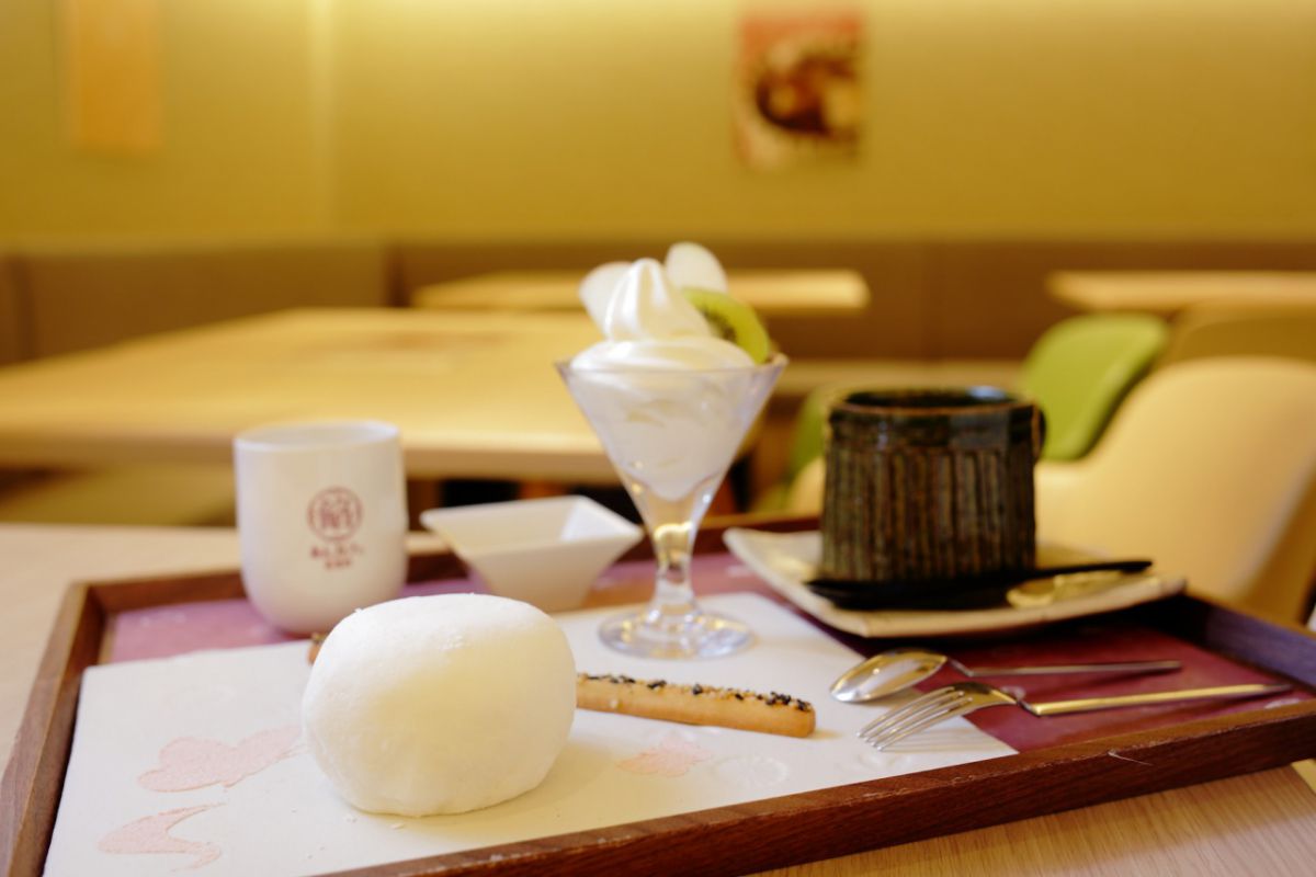 養老軒の大福プレート605円、抹茶ラテ550円