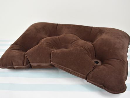 だらっとしたくつろぎタイムを演出！　長旅にも便利なダイソーの「エアクッション」