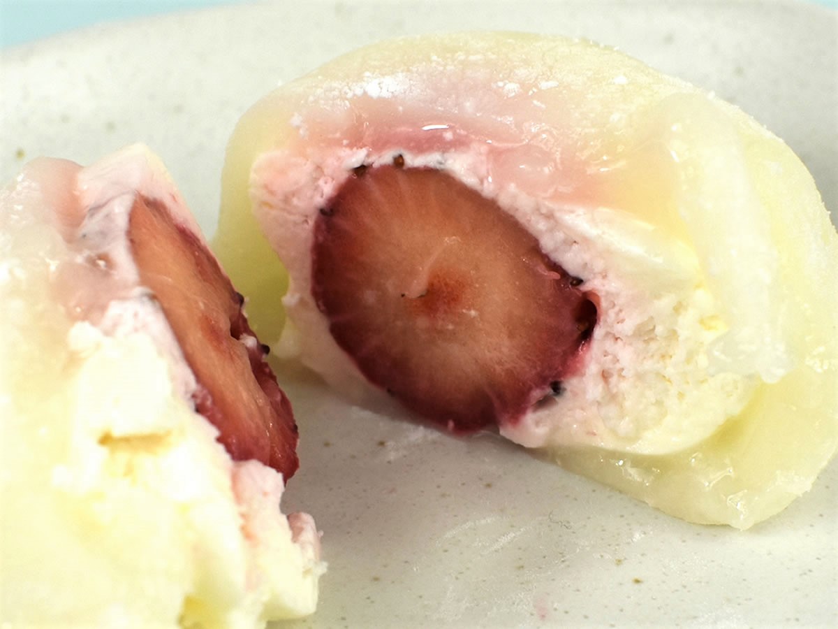 思わずぷにぷにしたくなる ローソンで買える新感覚な苺大福がめちゃ話題 るるぶ More