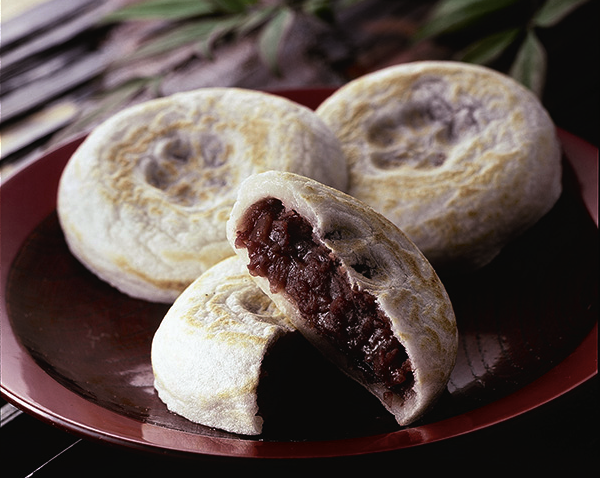 手焼きアツアツの、粒餡たっぷりの梅が枝餅