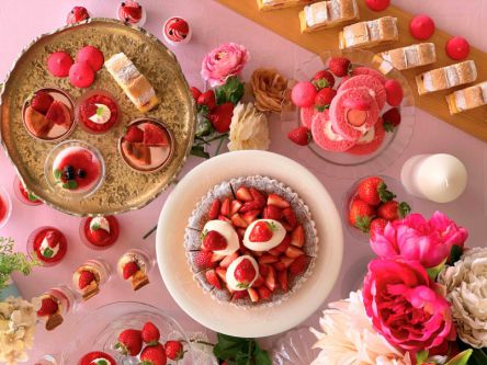 空港の絶景×いちごスイーツ食べ放題の贅沢ビュッフェ