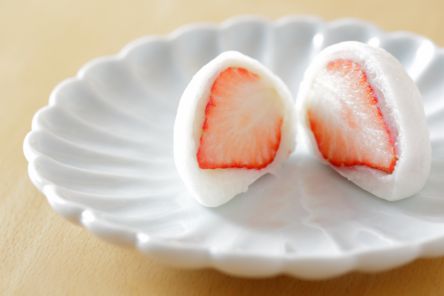 ふわとろ食感のとりこ！冬限定の「いちご餅」とかわいすぎる和菓子たち
