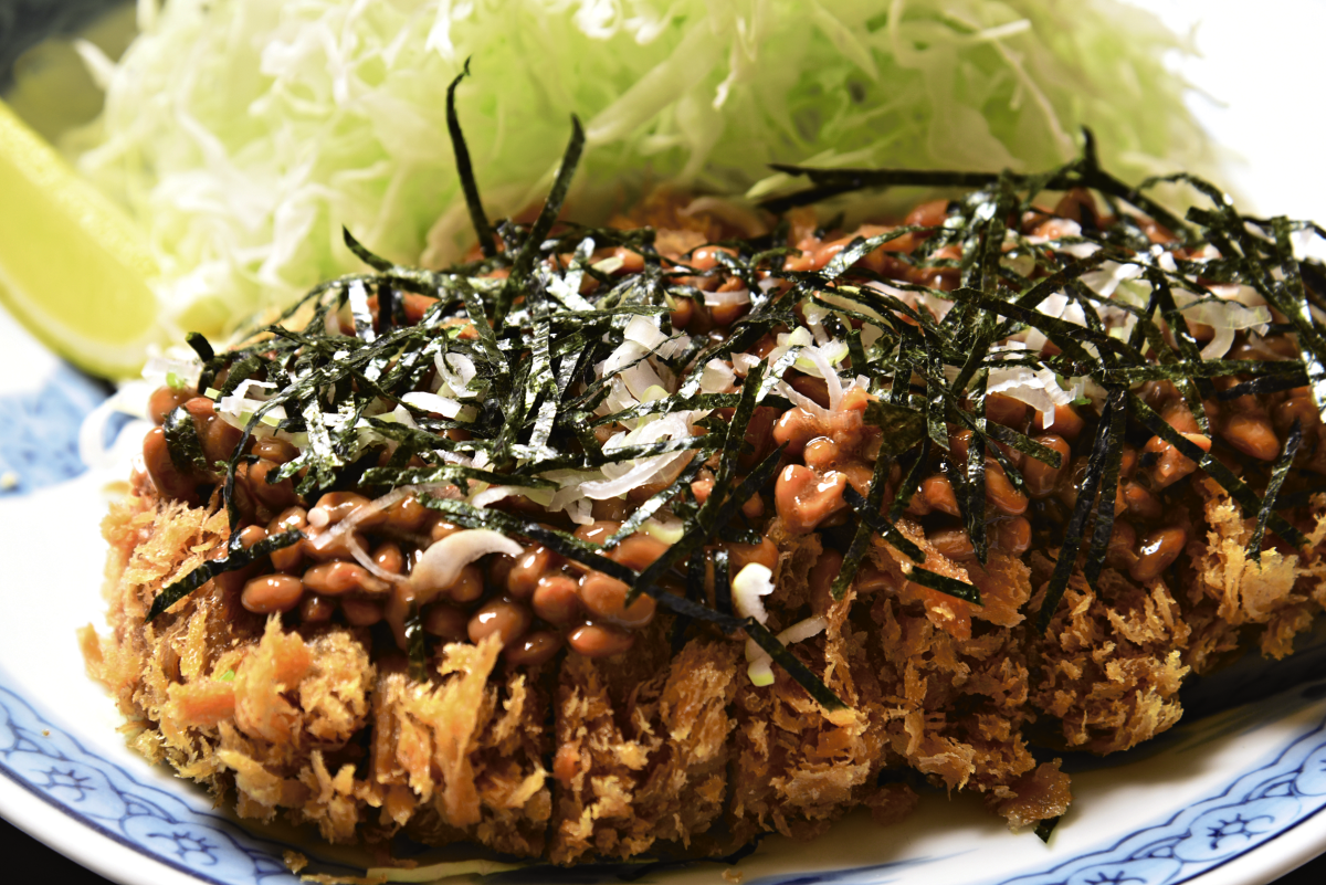 水戸納豆とんかつ特選ロース定食は、ごはんと味噌汁付きです