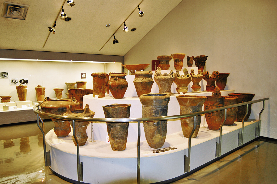 縄文土器や土偶、道具類の展示が充実しています