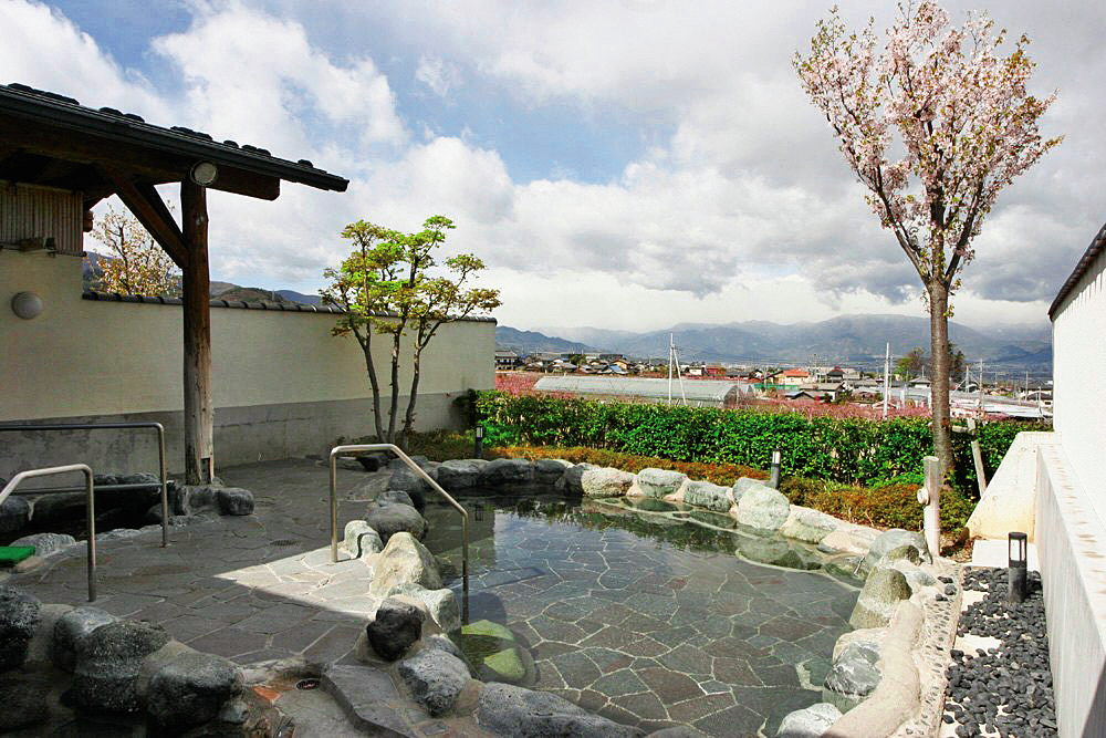 春には温泉につかりながら花景色を楽しんで