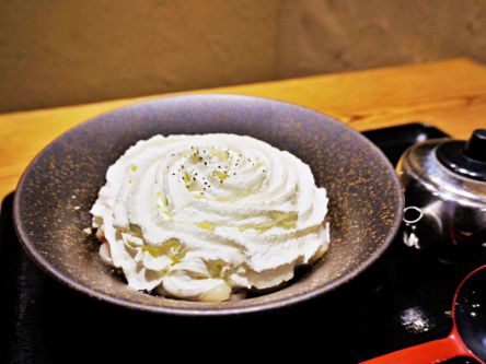 もっちもちで絶品！元芸人が創業したお店のクリーミーうどんはインパクト大