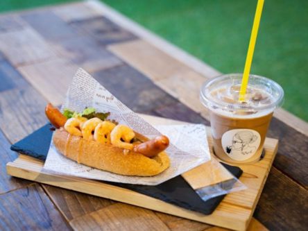 えびたっぷりのホットドックが人気！　広島の秘密基地カフェでしか飲めない魔法のコーヒーも♪