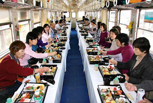 乗ったままで目も舌も大満足の懐石料理列車