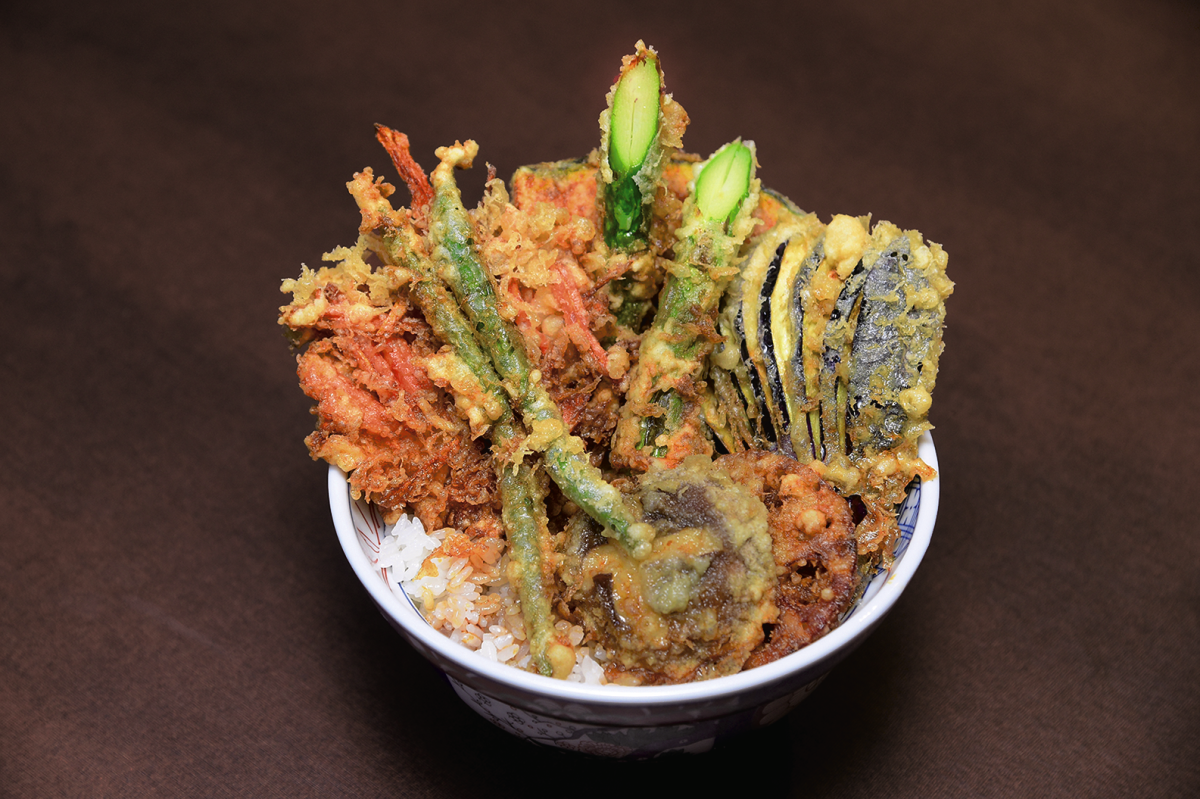 ランチ限定の上野菜天丼1690円には旬の野菜がたっぷり