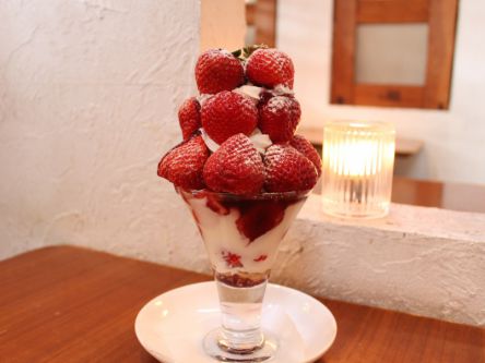 パフェグラスに“あまおう”が20粒！果物屋さん直営のフルーツカフェ