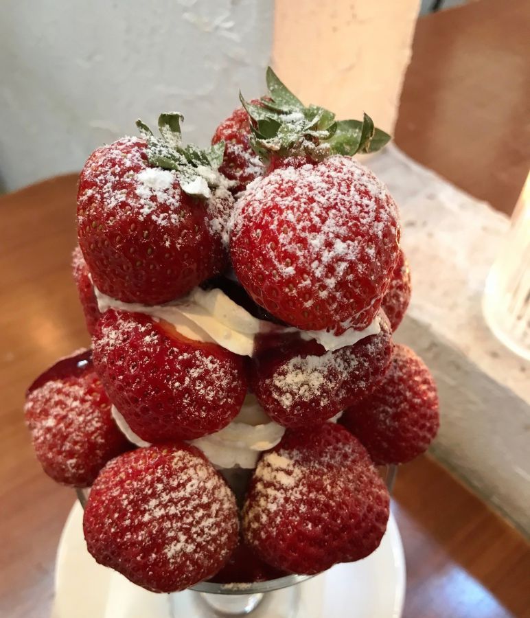 パフェグラスに あまおう が粒 果物屋さん直営のフルーツカフェ るるぶ More