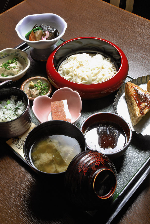 三春御膳には油を使わず手延べした三春そうめんも付きます