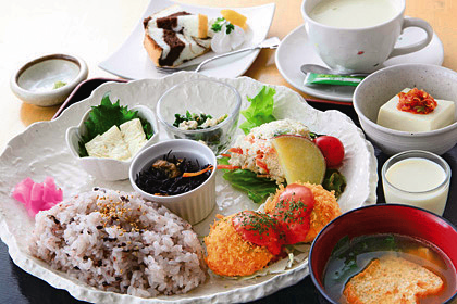 豆腐や湯葉をたっぷり使ったこの店ならではの週替わりランチ