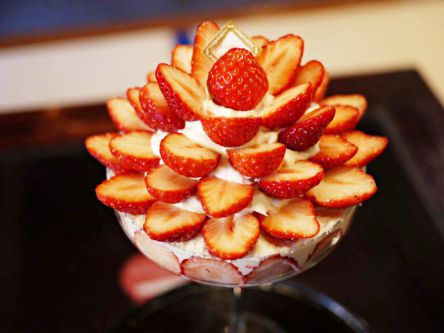 これパフェじゃないの!?いちごた～っぷりインパクト大の華やかスイーツ