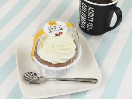 まるでミルクティー！？ ファミマの紅茶シフォンはクリームたっぷり！