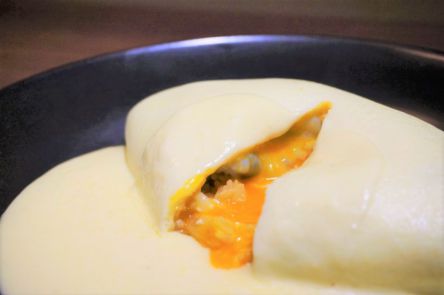 卵がとろ～り！2つの味わいを楽しめる驚きの“白いオムライス”