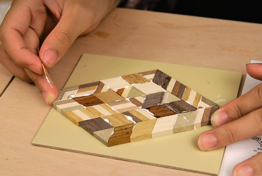 木の種類ごとに異なる色合いを生かして作る寄木細工コースター