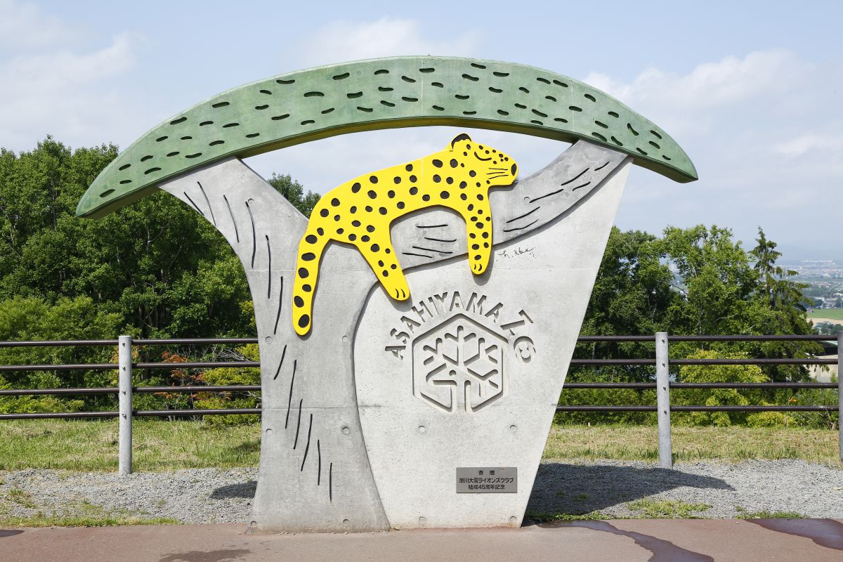 東門にあるアムールヒョウのオブジェ