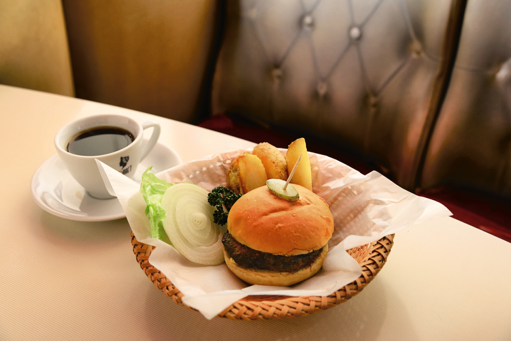 ハンバーガーは注文後に焼くジューシーなパテが自慢です